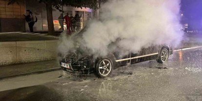 Eskişehir’in merkezinde yanan minibüs, paniğe neden oldu