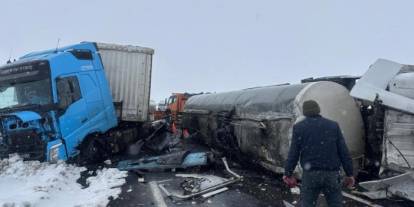 Kars’ta devrilen zift yüklü tankere tır çarptı: 2 yaralı