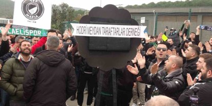 Kocaelispor taraftarları, TFF önüne siyah çelenk bıraktı