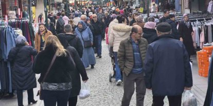 Güneşli havayı fırsat bilen vatandaşlar çarşıya akın etti