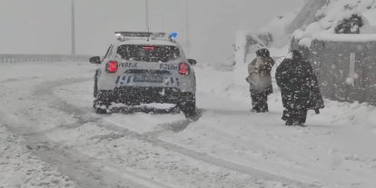 Karda mahsur kalan aileyi emniyet kurtardı
