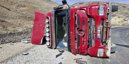 Kömür yüklü tır devrildi 1 kişi yaralandı