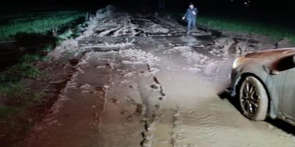 Kurtalan’da otomobil çamura saplandı