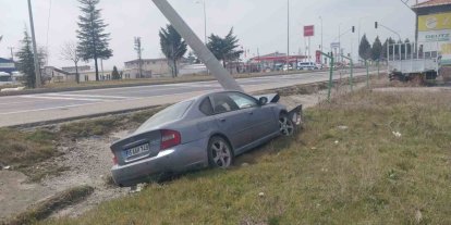 Tavşanlı’da otomobil elektrik direğine çarptı: 1 yaralı