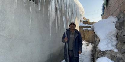 Kars eksi 15'i gördü: Çatılarda 3 metrelik buz sarkıtları oluştu