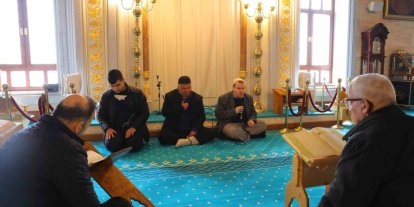 Görme engelli üç hafız Ramazan boyunca mukabele okuyor