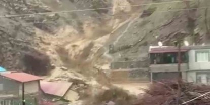 Güvenlik görevlisi son anda kaçtı, köpek sel sularıyla mücadele etti