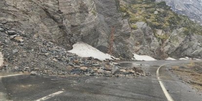 Şırnak-Beytüşşebap yolundaki heyelan nedeniyle trafik akışı durdu