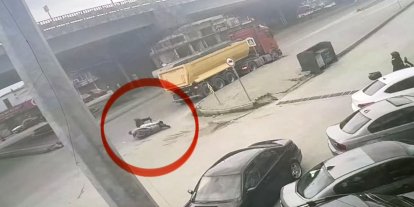 Motosikletli tırın altına girmekten son anda kurtuldu