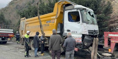 Hafriyat kamyonu refüje daldı, sürücü yaralandı