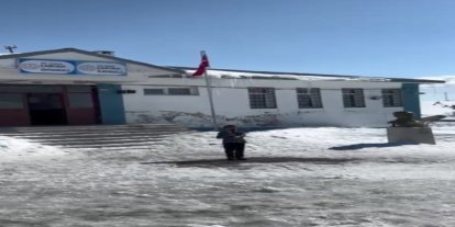 Kars’ta küçük yürekten büyük gurur: 2. sınıf öğrencisi İstiklal Marşı’nın 10 kıtasını ezbere okudu, video viral oldu