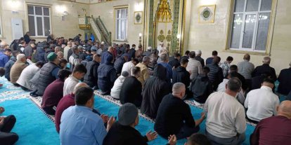 Selendi’de Kadir Gecesi’nde camiler dolup taştı