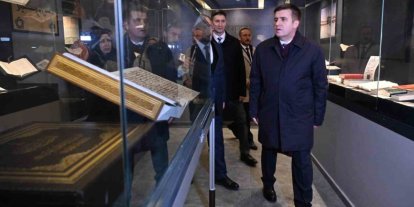 Kadir Gecesi’nde kutsal emanetlerin sergilendiği külliyeye yoğun ilgi