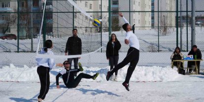 Kampüste kar voleybolu heyecanı