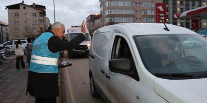 İftar vakti yolda olan sürücülere iftarlık dağıttılar