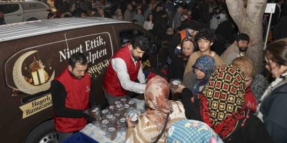 Mersin’de Kadir Gecesinde 10 bin kişilik lokma ikramı