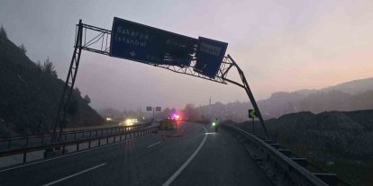 Damperi açılan tır trafik levhasına çarptı: 1 yaralı