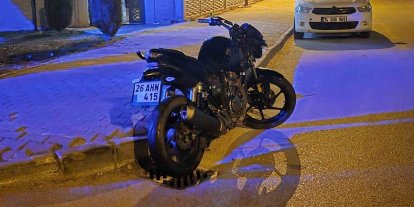 Motosiklet, servis aracı ile çarpıştı: 2 yaralı