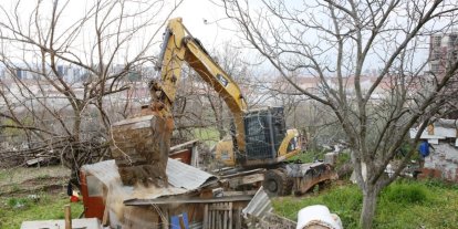 Nilüfer’de kaçak barakalar yıkıldı