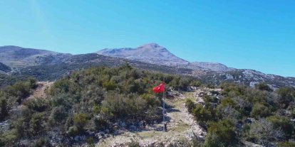 Türkiye’nin en güneyindeki mahallede 7 tepede, 7 bayrak göndere çekildi