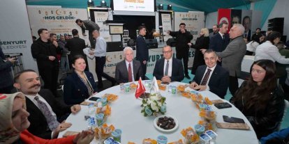 İstanbul Valisi Davut Gül ve Başkan Vekili Aksoy, Kadir Gecesi’nde vatandaşlarla iftar yaptı