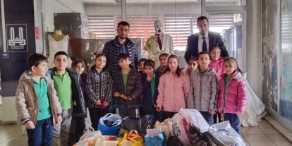 Öğrencilerden Hayır Çarşısı’na gıda bağışı