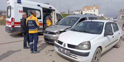 Hafif ticari araç ile otomobil çarpıştı: 1 yaralı