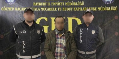 Bayburt’ta göçmen kaçakçılığı operasyonunda 5 düzensiz göçmen ile 5 şüpheli yakalandı