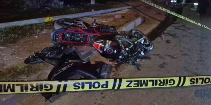 Aydınlatma direğine çarpan motosiklet sürücüsü hayatını kaybetti