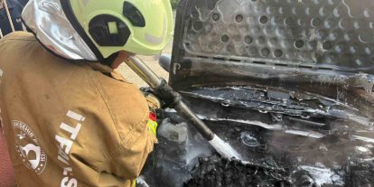 Hatay’da park halindeki otomobil alevlere teslim oldu