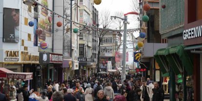 İzmit sokaklarında bayram alışverişi hareketliliği: Adım atacak yer kalmadı