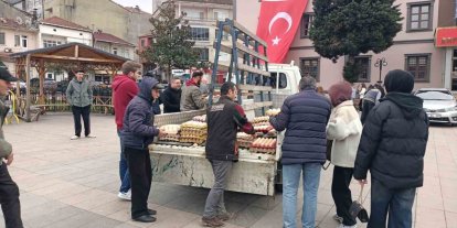 12 bin köy yumurtasını meydanda ücretsiz dağıttı