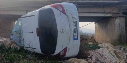 Genç sürücü ölümden döndü: Kontrolden çıkan araç köprüden uçtu, 1 yaralı
