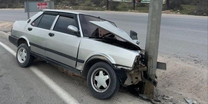 Bursa’da otomobil direğe çarptı, 1 yaralı