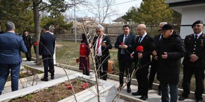 Kırşehir’de şehit kabirlerine karanfil bırakıldı