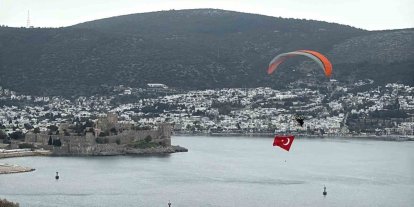 Bodrum semalarında 18 mart mesajı: Dev Türk bayrağıyla anlamlı uçuş
