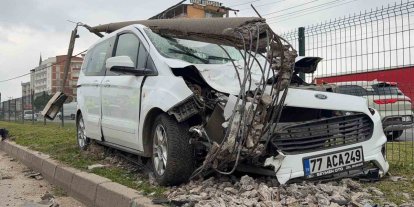 Bursa’da direğe çarpan otomobildeki, 2 kişi yaralandı
