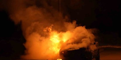 Bayram için yeğeninden emanet aldığı araç alev alev yandı