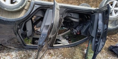 Sinop’ta kontrolden çıkan araç takla attı