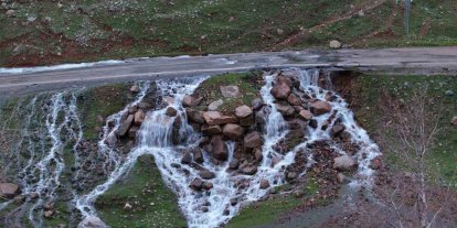 Hakkari’de asfaltın ortasından su pınarı fışkırdı
