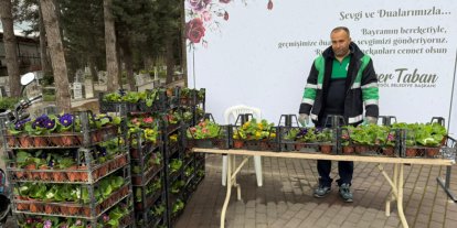 İnegöl’de bayram öncesi mezarlıklar çiçek bahçesine büründü