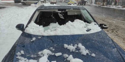 Üzerine çatıdan kar kütlesi düşen otomobil kullanılamaz hale geldi