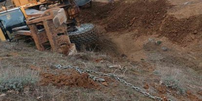 Tokat’ta uçuruma yuvarlanan traktörü kurtarmaya giden kepçe de devrildi