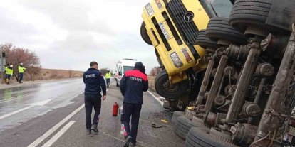 Balık yemi yüklü tır devrildi