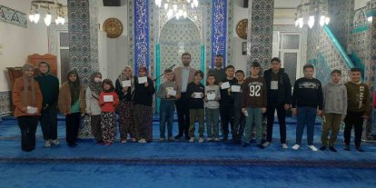 Son teravih namazının ardından camiye devam eden çocuklara harçlık ödülü verildi