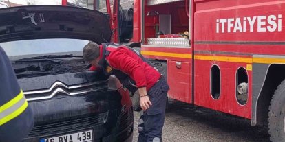 Seyir halindeki minibüste yangın paniği