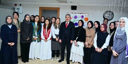 Vali Yılmaz, kız yurdunda kalan uluslararası öğrencilerle iftar yaptı