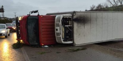 Bursa’da direksiyon hakimiyetini kaybeden sürücü fabrikaya çarptı: 2 yaralı