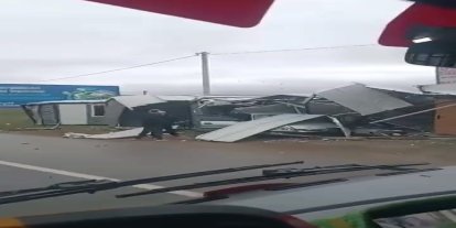 Bursa’da kontrolden çıkan otomobil prefabrik yapıya girdi