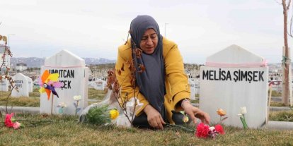 İki evladı vahşice öldürülen anne, bayram öncesi evlatlarının kabrini ziyaret etti